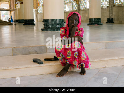 Junge Mädchen in der Großen Moschee von Touba eine Enklave Stockfoto