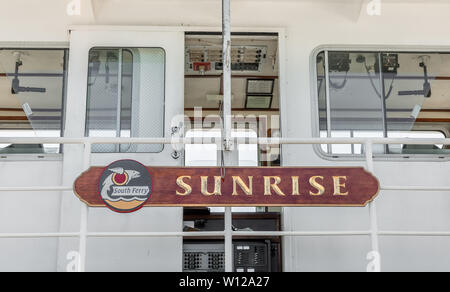 Detail Bild der Helm und Schild, Sonnenaufgang auf der South Ferry im Shelter Island, NY Stockfoto