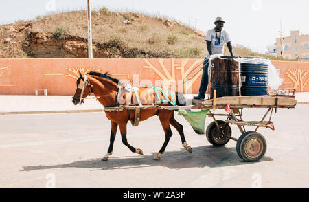 Man den Transport von Gütern mit Pferd und Wagen in Dakar, Senegal Stockfoto