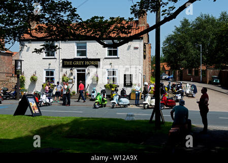 Roller Fahrer Versammlung an der graues Pferd Pub im Elvington, North Yorkshire, England, Großbritannien Stockfoto