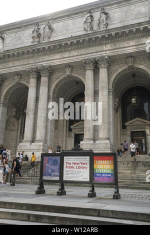 Eingang der New York Public Library an der 5th Avenue und der 42th Street in Manhattan, New York City. Stockfoto