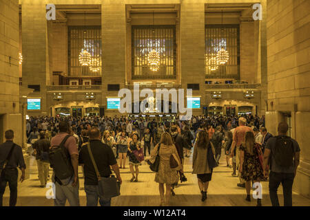 Die Menschen den Kopf in die Haupthalle im Grand Central Terminal während des abendlichen Rushhour in New York City. Stockfoto