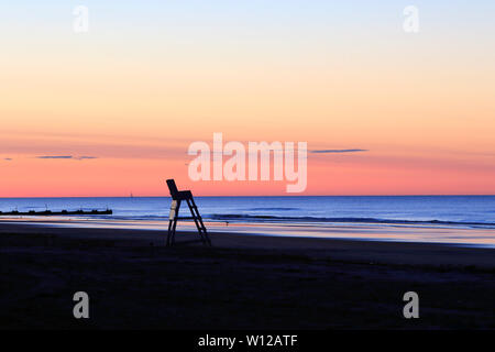 Ein Rettungsschwimmer Stuhl bei Sonnenaufgang am Strand in Wildwood, New Jersey, USA Stockfoto