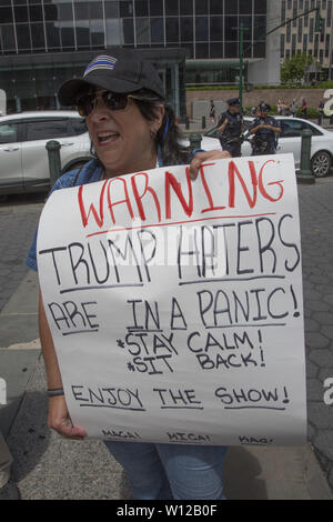 Amtsenthebungsverfahren gegen Präsident Trump Rallye am Foley Square in Manhattan, New York City. Counter Trump Supporter. Stockfoto