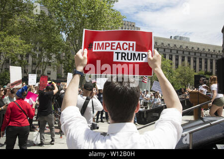 Amtsenthebungsverfahren gegen Präsident Trump Rallye am Foley Square in Manhattan, New York City. Stockfoto