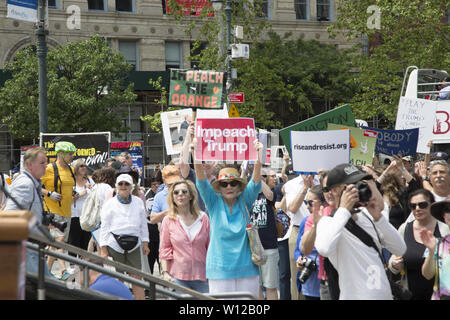 Amtsenthebungsverfahren gegen Präsident Trump Rallye am Foley Square in Manhattan, New York City. Stockfoto