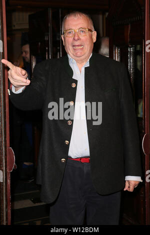 Drücken Sie die Taste Nacht für "Die Starry Messenger" gehalten an der Wyndham Theater - Ankunft mit: Christopher Biggins Wo: London, Großbritannien Wann: 29. Mai 2019 Credit: Mario Mitsis/WENN.com Stockfoto