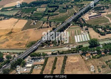 Luftbild der A9 Autobahn überquert den Kanal du Midi in Villeneuve-lès-Béziers im Languedoc Bereich Stockfoto