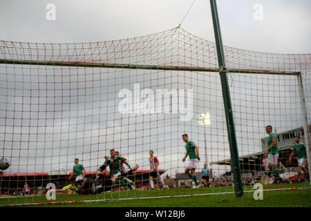 Mark McNulty (Cork) hilflos wie DAVID PARKHOUSE (Derry City FC) scores Derry 1 Ziel nach auf 12' während der SSE Airtricity league Fixture. Stockfoto