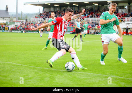 DAVID PARKHOUSE (Derry City FC) Suchen Sie ein Kreuz in den Kork bei der SSE Airtricity league Befestigung zwischen Cork City FC & Derry Ci zu erhalten Stockfoto