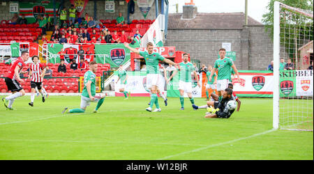 DAVID PARKHOUSE (Derry City FC) schlägt Mark McNulty (Cork) für 1 Derry Ziel der Nacht am 12." Während die SSE Airtricity league Fixture zw. Stockfoto