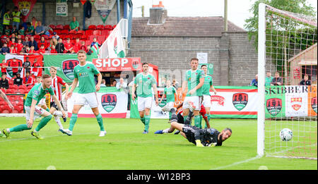 Mark McNulty (Cork) blickt zurück wie DAVID PARKHOUSE (Derry City FC) erfolgreiche Bemühung auf Ziel auf 12' während der SSE Airtricity league Fixture zw. Stockfoto