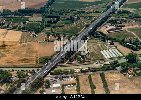 Luftbild der A9 Autobahn überquert den Kanal du Midi in Villeneuve-lès-Béziers im Languedoc Bereich Stockfoto