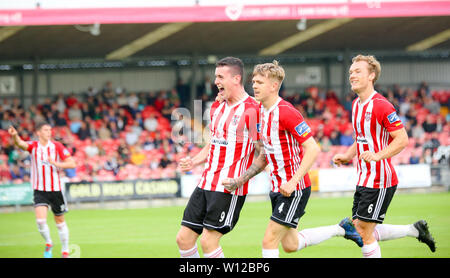 DAVID PARKHOUSE (Derry City FC) dicht gefolgt von CIARON HARKIN (Derry City FC) & GREGG SLOGGETT (Derry City FC) läuft zum Derry s Reisen Stockfoto