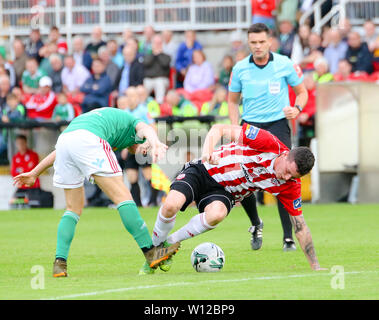 DAVID PARKHOUSE (Derry City FC) und Conor McCormack (Cork) in eine Schlacht während der SSE Airtricity league Befestigung zwischen Cork City FC & Derry City F Stockfoto