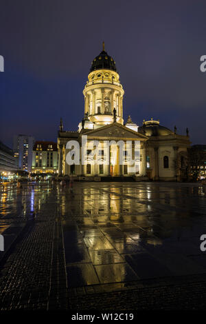 Beleuchtete Neue Kirche (Deutscher Dom, Deutsche Kirche oder Deutscher Dom) in Berlin, Deutschland, am Gendarmenmarkt in Berlin, Deutschland in der Dämmerung Stockfoto