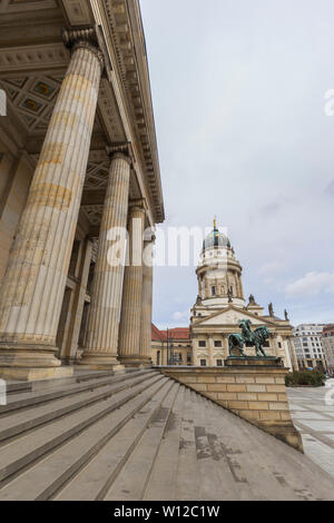 Fassade des Konzerthauses Berlin (Berliner Konzerthaus) und Französischer Dom (Französischer Dom) am Gendarmenmarkt in Berlin, Deutschland. Stockfoto