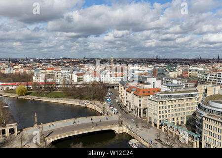 Spree und Gebäude im Bezirk Mitte in der Innenstadt von Berlin, Deutschland, gesehen von oben an einem sonnigen Tag im Frühjahr. Stockfoto