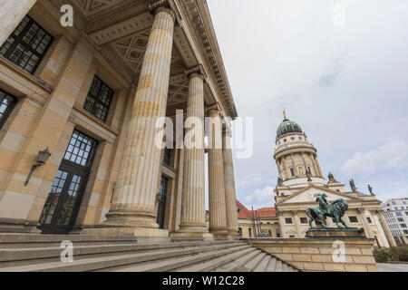 Fassade des Konzerthauses Berlin (Berliner Konzerthaus) und Französischer Dom (Französischer Dom) am Gendarmenmarkt in Berlin, Deutschland. Stockfoto