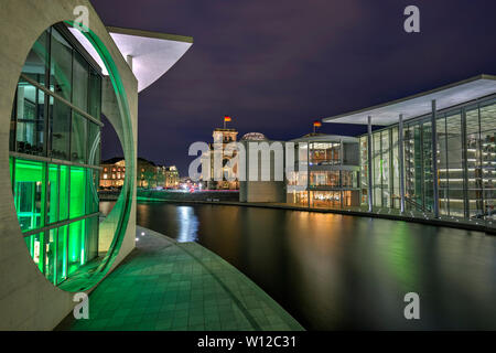 Moderne Regierungsgebäude Marie-Elisabeth-Luders-Haus und Paul-Loebe-Haus und dem Reichstag an der Spree in Berlin in der Dämmerung beleuchtet. Stockfoto