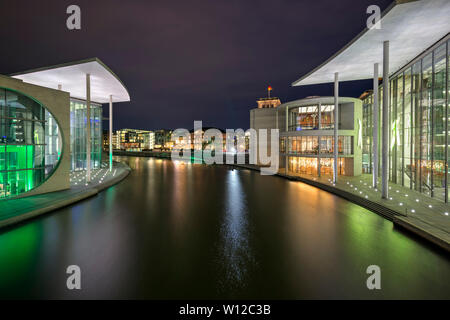 Moderne Regierungsgebäude Marie-Elisabeth-Luders-Haus und Paul-Loebe-Haus an der Spree in Berlin beleuchtet, in der Dämmerung. Stockfoto