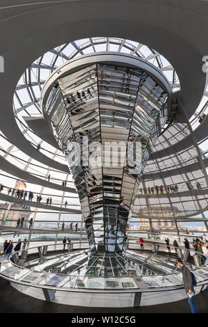 Gespiegelte Kegel und Touristen in die futuristische Glaskuppel auf dem Reichstag (Deutscher Bundestag) in Berlin, Deutschland. Stockfoto