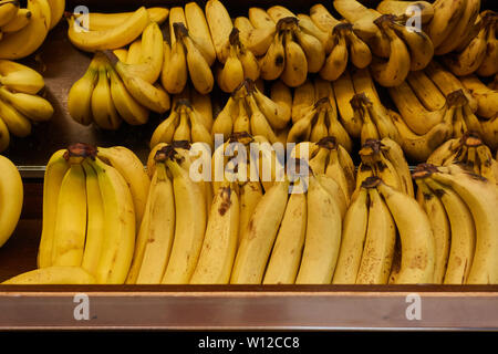 Reife Bananen auf den Zähler der Frucht zu speichern. Stockfoto