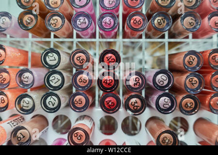 Dekorative Kosmetik Proben, Tester. Verschiedene Lippe Bleistifte in ein Schaufenster der Schönheitssalon. Einzelhandel, shopping. Stockfoto