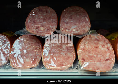 Würstchen in der Verpackung auf ein Schaufenster. Stockfoto