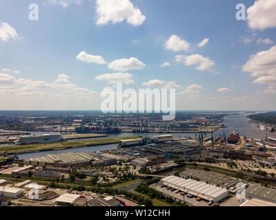 Arial Blick auf den Hamburger Hafen mit einem AIDA Kreuzfahrtschiffe und die cosco Versand Leo Containerschiff Stockfoto