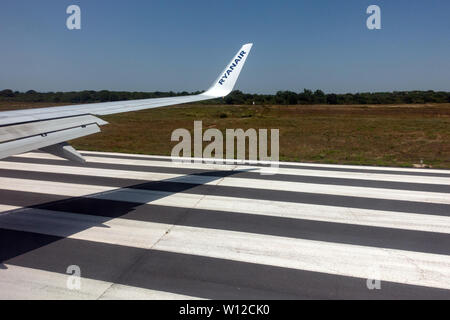 Eine Ryanair 737 - 800 Wing in Land kommen auf der Landebahn von Béziers Cap d'Agde, Frankreich Stockfoto