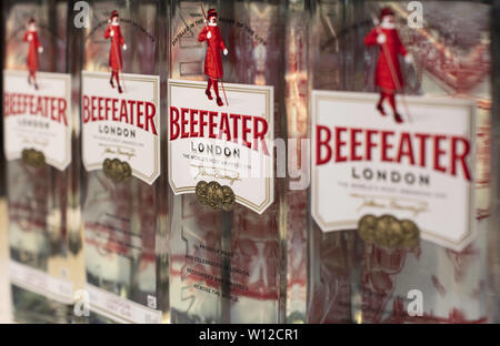 Juni 6, 2019 - Spanien - Flaschen der britischen Marke Beefeater gin angezeigt zum Verkauf im Supermarkt Carrefour in Spanien. (Bild: © Budrul Chukrut/SOPA Bilder über ZUMA Draht) Stockfoto