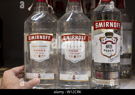 Juni 6, 2019 - Spanien - Flaschen der britischen Marke Wodka Smirnoff angezeigt zum Verkauf im Supermarkt Carrefour in Spanien. (Bild: © Budrul Chukrut/SOPA Bilder über ZUMA Draht) Stockfoto