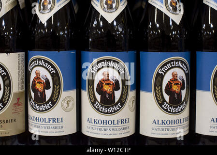 Spanien. 6. Juni, 2019. Flaschen Bier der Marke Franziskaner angezeigt zum Verkauf im Supermarkt Carrefour in Spanien. Credit: Budrul Chukrut/SOPA Images/ZUMA Draht/Alamy leben Nachrichten Stockfoto