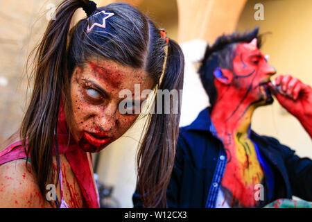 Ferrara, Italien, 16.09.2017: Lustiges cosplay als Zombie und Teufel, während ein Karneval fotografiert gekleidet Stockfoto