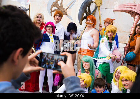 Lucca, Italien, 03.11.2018: Lustig colplayers gekleidet, wie japanischen Manga-Figuren während ein Karneval fotografiert. Stockfoto