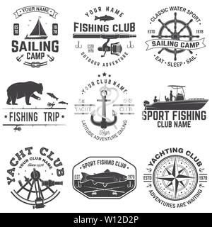 Satz von Segeln Camp und Fishing Club Abzeichen. Vector Illustration. Konzept für T-Shirt, Druck, Stempel oder T-Stück. Vintage Typografie Design mit Fisch Stange und Segelboot Silhouette. Extreme Wasser Sport. Stock Vektor