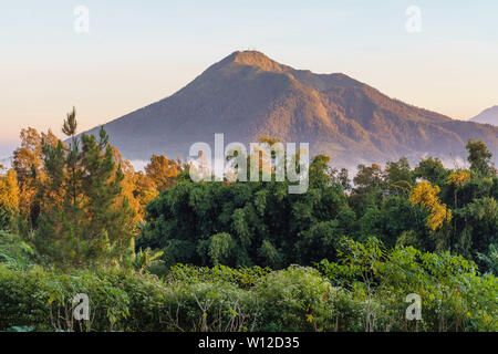 Telomoyo mountain sunrise Blick von Semarang, Indonesien Stockfoto