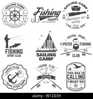 Satz von Segeln Camp und Fishing Club Abzeichen. Vector Illustration. Konzept für T-Shirt, Druck, Stempel oder T-Stück. Vintage Typografie Design mit Fisch Stange und Segelboot Silhouette. Extreme Wasser Sport. Stock Vektor