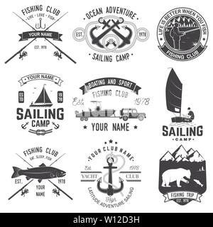 Satz von Segeln Camp und Fishing Club Abzeichen. Vector Illustration. Konzept für T-Shirt, Druck, Stempel oder T-Stück. Vintage Typografie Design mit Fisch Stange und Segelboot Silhouette. Extreme Wasser Sport. Stock Vektor