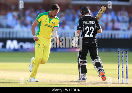 Australiens Mitchell Starc (links) feiert die wicket der Neuseeländischen Kane Williamson während der ICC Cricket World Cup group Phase Match auf Lord's, London. Stockfoto