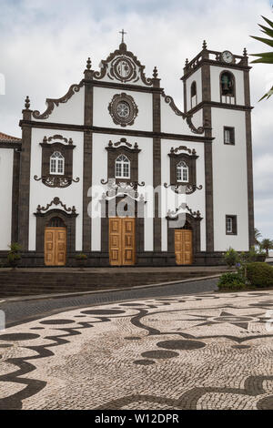 Mit den typischen Fliesen mit San Jorge Kirche. Weiße Fassade und Dunkelbraun. Bewölkter Himmel. Nordeste, Sao Miguel, Azoren, Portugal. Stockfoto