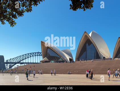 Schritte vor der Oper von Sydney mit der Harbour Bridge hinter, Sydney, New South Wales, Australien Stockfoto