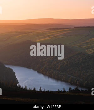 Eine schöne Luftaufnahme eines epischen Sonnenuntergang über Win Hill im Peak District National Park, Sommer 2019 Stockfoto