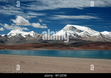 Rajasthal See in der Nähe von Mount Kailash vor dem Hintergrund der schneebedeckten Berge, Tibet, China Stockfoto