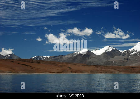 Rajasthal See in der Nähe von Mount Kailash vor blauem Himmel, Tibet, China Stockfoto