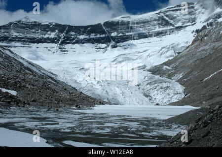 Der Spiegel von Karma am heiligen Berg Kailash, im Schnee, die Berge und den Himmel, Tibet, China Stockfoto