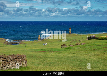 Touristen einige der Moai auf der Osterinsel besuchen. Rapi Nui. Stockfoto