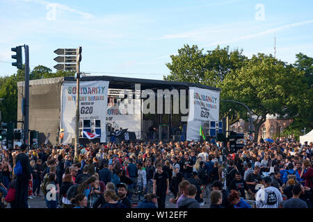 2017 G20-Gipfel in Hamburg war die zwölfte Tagung der Gruppe der Zwanzig (G20), die am 7. - 8. Juli 2017, bei der Hamburg Messe, in der Stadt von Hamburg, Deutschland. Die G20-Gipfel war der Schwerpunkt der deutschen Linken Propaganda in 2017. Mehr als 320 Polizisten wurden bei den Unruhen verletzt. Innenminister Horst Seehofer kritisierte besonders, dass Fotos von der Polizei während der Gipfel in der ganz linken Netzwerke verteilt waren. Der 1135 - gewalttätige Vorfälle in diesem Jahr in Deutschland 832 trat während des Gipfels. Stockfoto