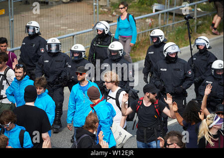 2017 G20-Gipfel in Hamburg war die zwölfte Tagung der Gruppe der Zwanzig (G20), die am 7. - 8. Juli 2017, bei der Hamburg Messe, in der Stadt von Hamburg, Deutschland. Die G20-Gipfel war der Schwerpunkt der deutschen Linken Propaganda in 2017. Mehr als 320 Polizisten wurden bei den Unruhen verletzt. Innenminister Horst Seehofer kritisierte besonders, dass Fotos von der Polizei während der Gipfel in der ganz linken Netzwerke verteilt waren. Der 1135 - gewalttätige Vorfälle in diesem Jahr in Deutschland 832 trat während des Gipfels. Stockfoto